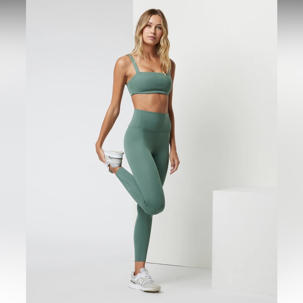 NWT Vuori evolve legging in sea pine size small sold out color!!